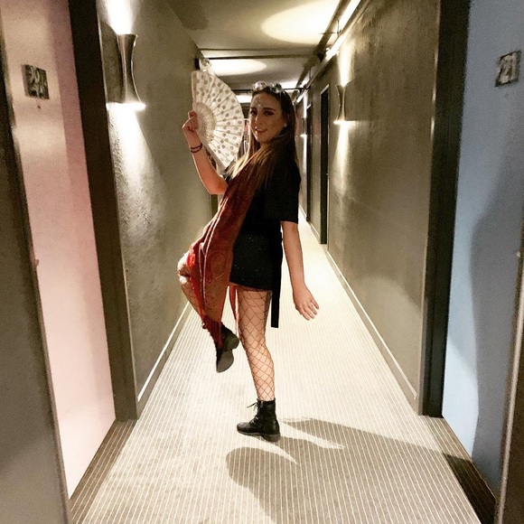 Hello, I am Alison , I’m 25 & I’m a shopaholic ✋🏼 - Picture 3 of 8